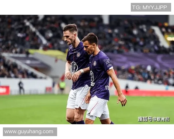 杜迪兰治与华沙的激烈对决揭示了足球战术的魅力与球队实力的较量